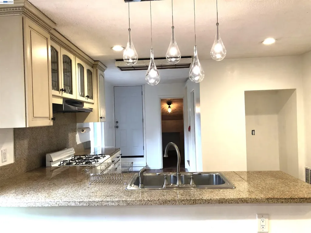 8600 Seneca Street Oakland CA 94605