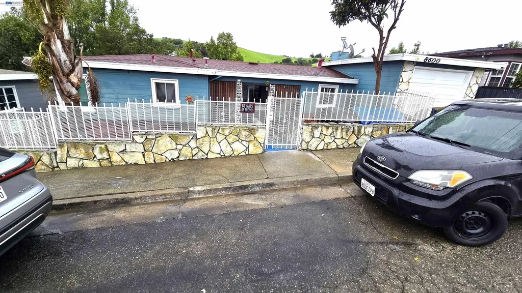 8600 Seneca Street Oakland CA 94605