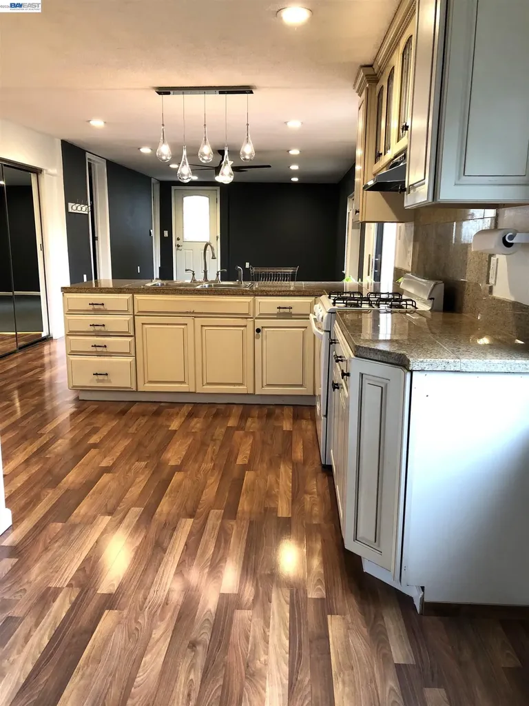 8600 Seneca Street Oakland CA 94605