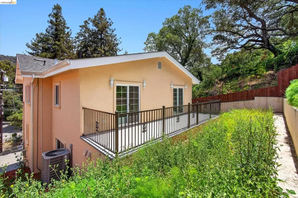 6105 Oakdale Avenue Oakland CA 94605