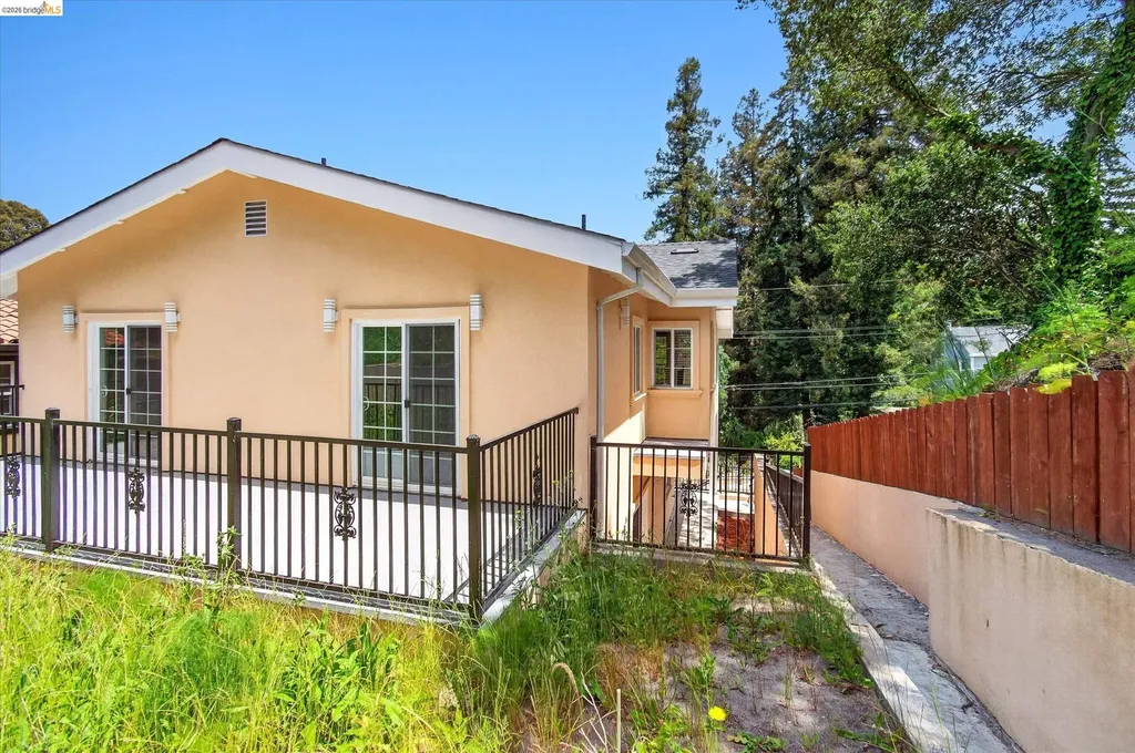 6105 Oakdale Avenue Oakland CA 94605