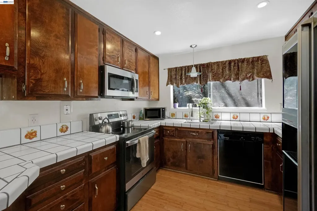 1743 Panda Way Hayward CA 94541