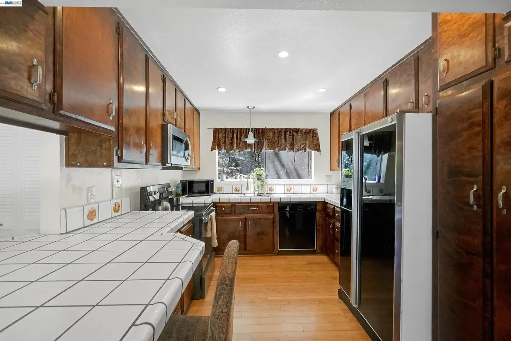 1743 Panda Way Hayward CA 94541