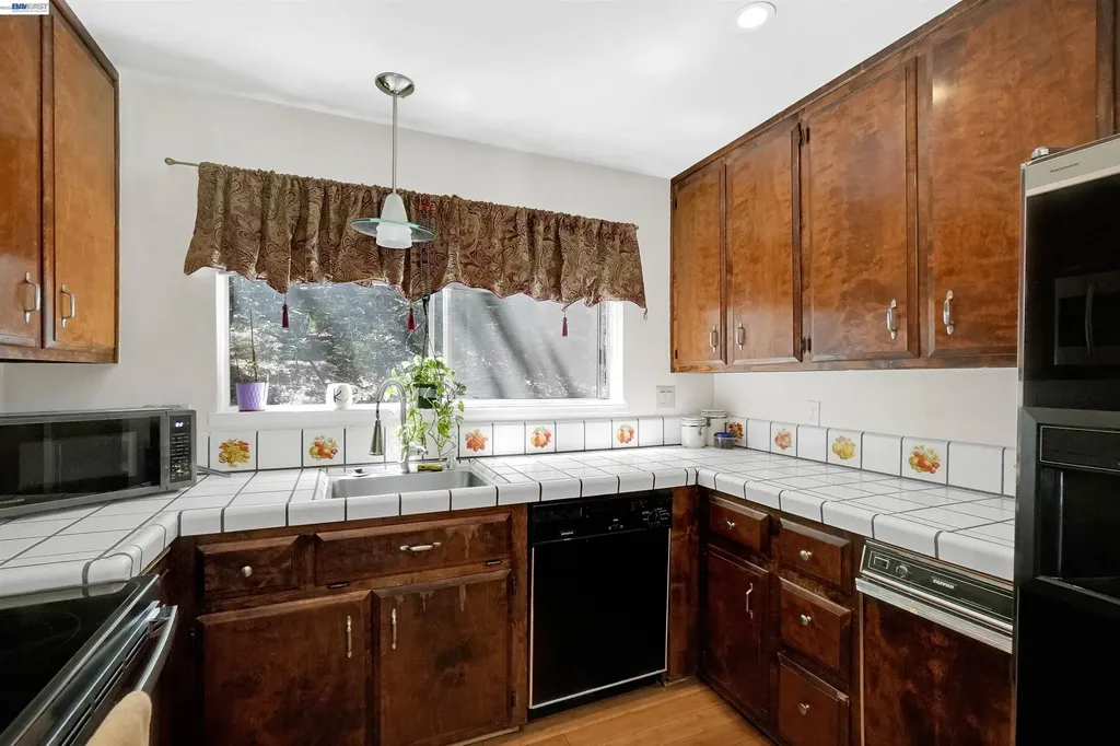 1743 Panda Way Hayward CA 94541