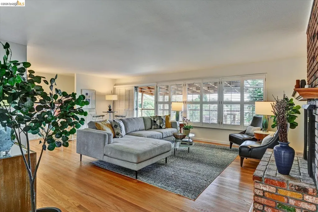 585 Crestmont Drive Oakland CA 94619