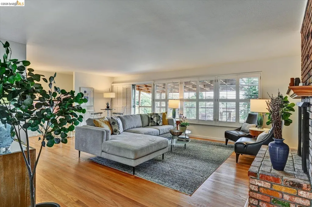 585 Crestmont Drive Oakland CA 94619