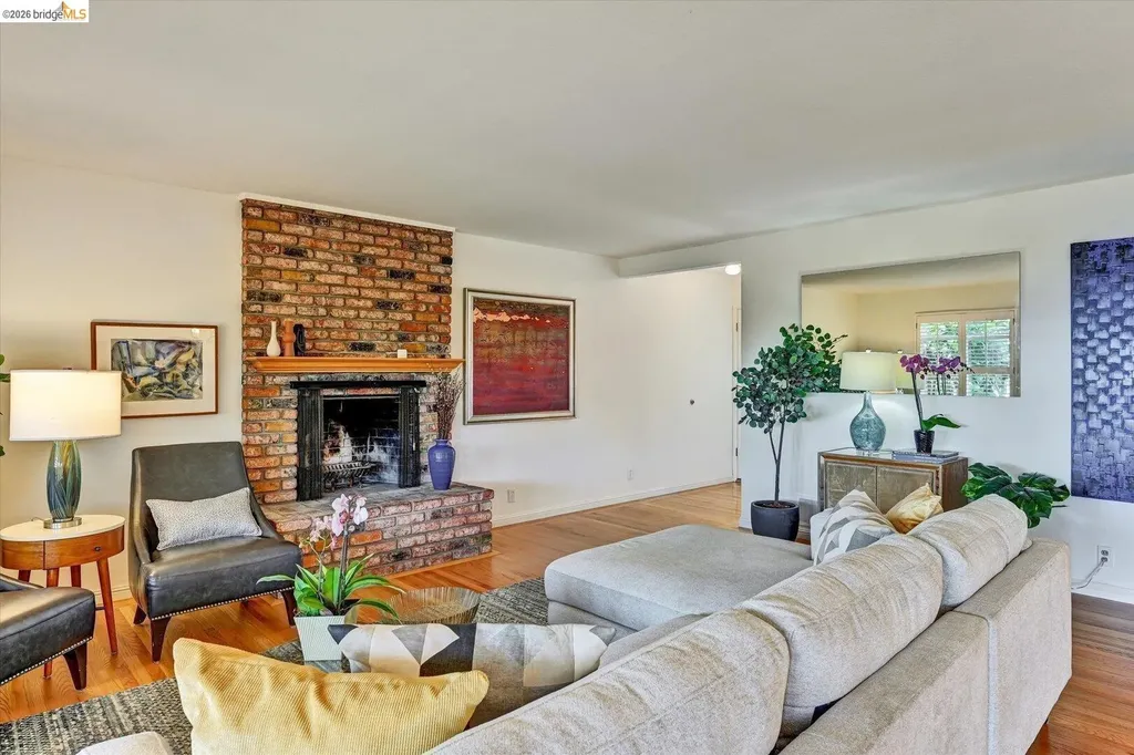 585 Crestmont Drive Oakland CA 94619