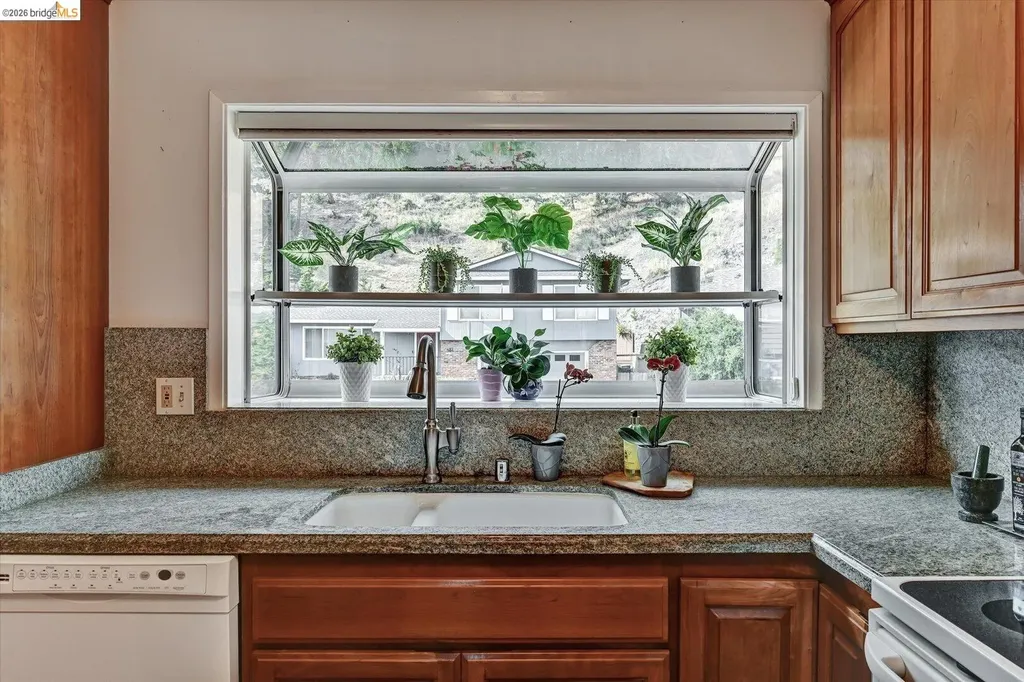 585 Crestmont Drive Oakland CA 94619