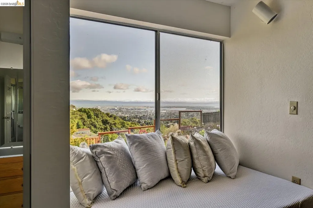 585 Crestmont Drive Oakland CA 94619