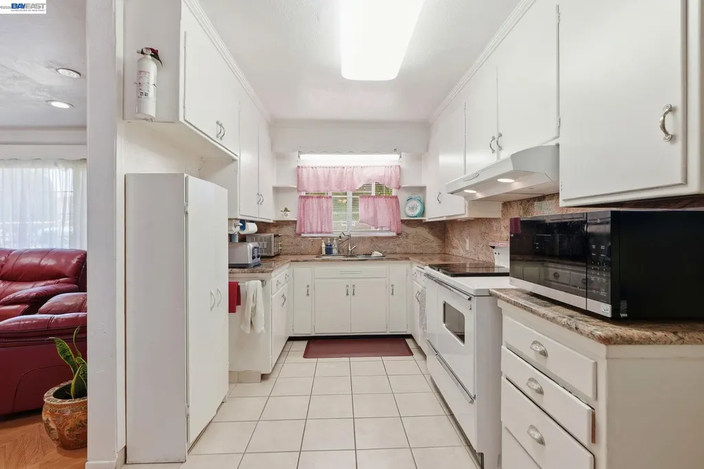 9034 Birch Street Oakland CA 94603