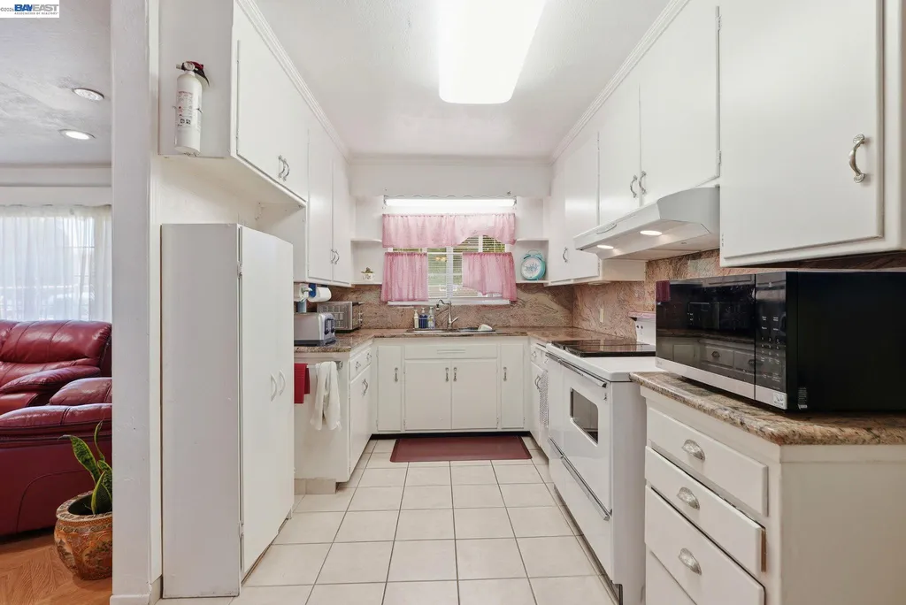 9034 Birch Street Oakland CA 94603