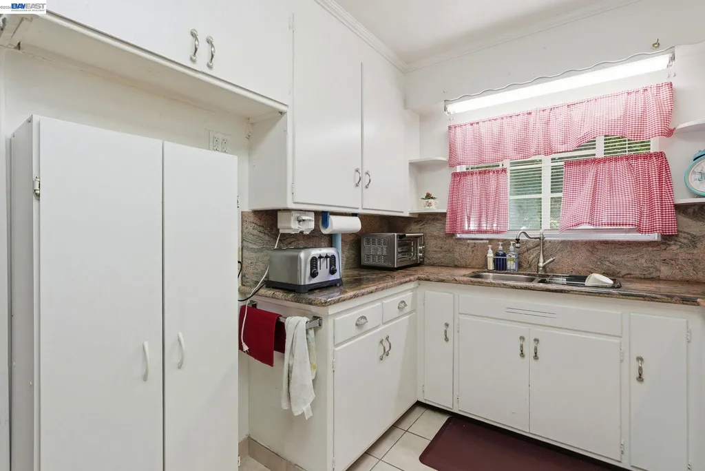 9034 Birch Street Oakland CA 94603