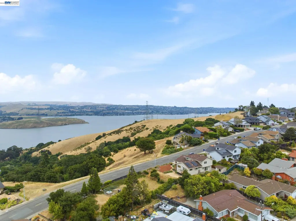 92 Welle Road Crockett CA 94525