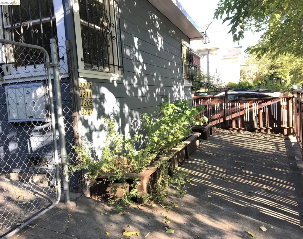 3207-3213 Ellis Street Berkeley CA 94703