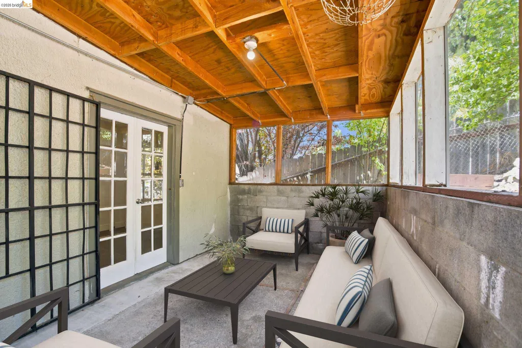 6616 Outlook Avenue Oakland CA 94605
