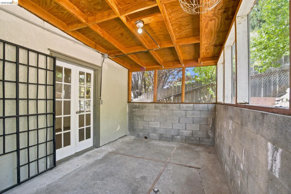 6616 Outlook Avenue Oakland CA 94605