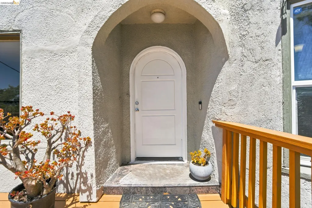6616 Outlook Avenue Oakland CA 94605