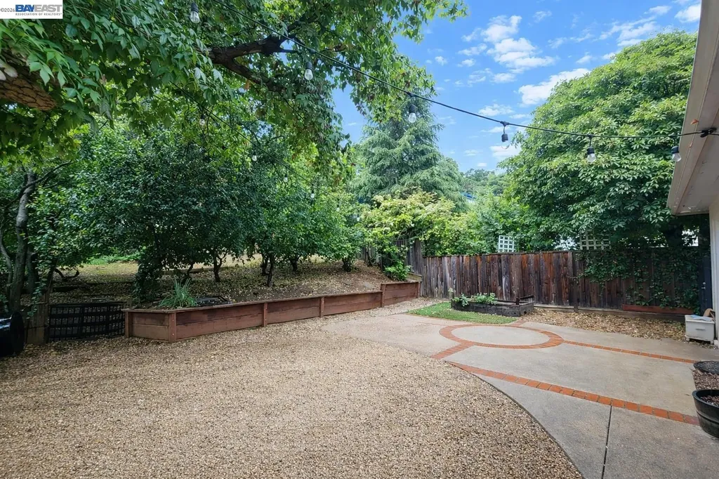 4015 Rusting Avenue Oakland CA 94605