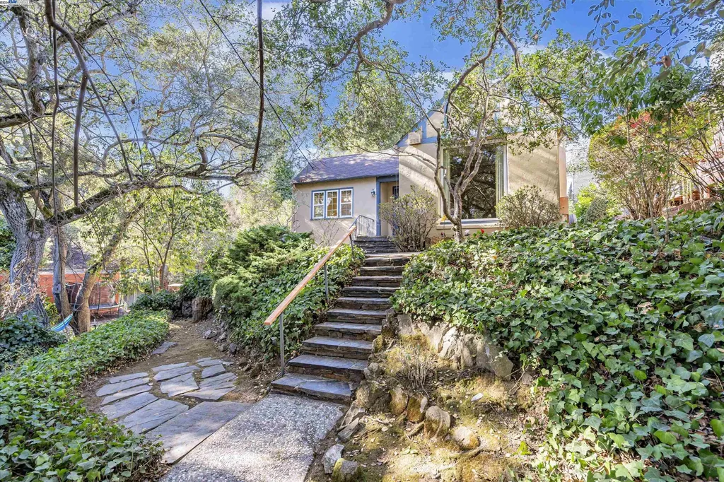 5827 Pinewood Road Oakland CA 94611