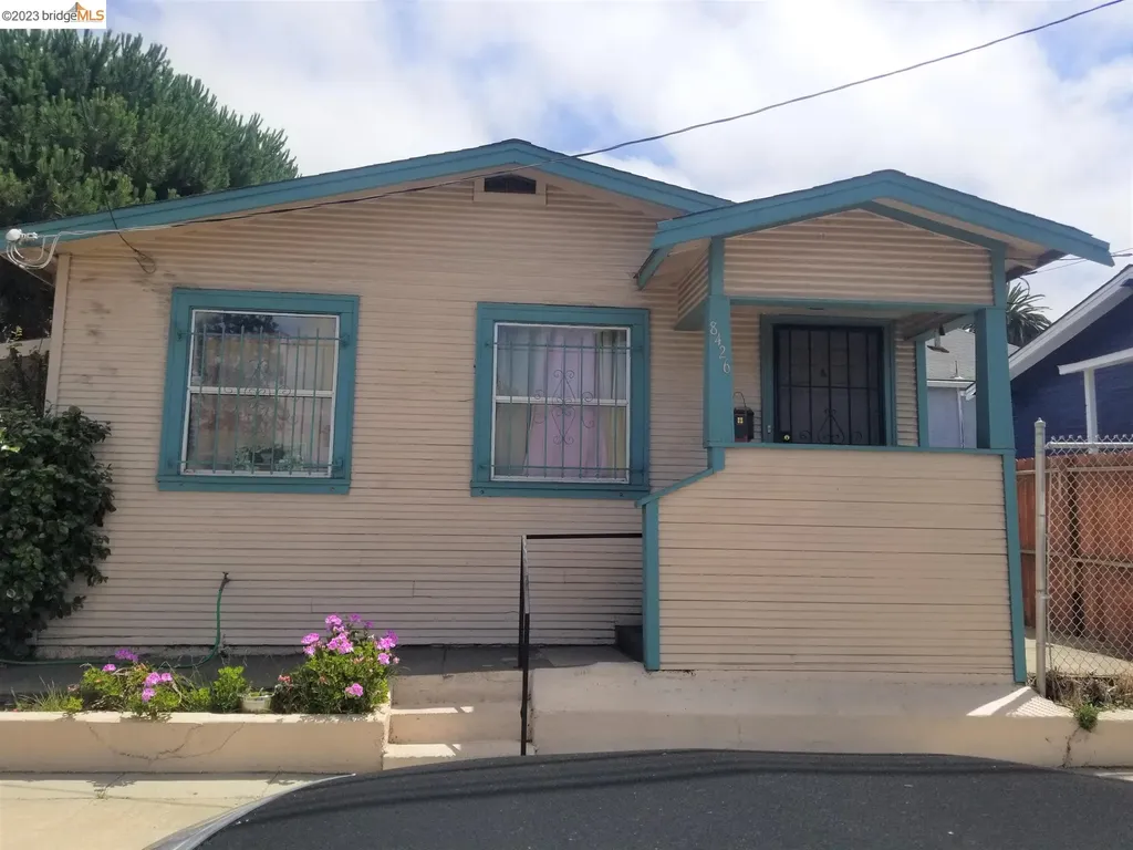 8426 Holly Street Oakland CA 94621