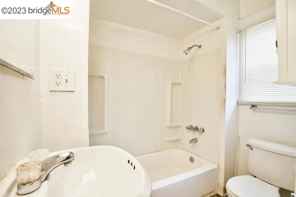 6408 Flora Street Oakland CA 94621