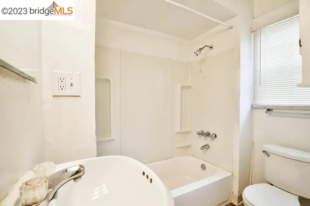 6408 Flora Street Oakland CA 94621