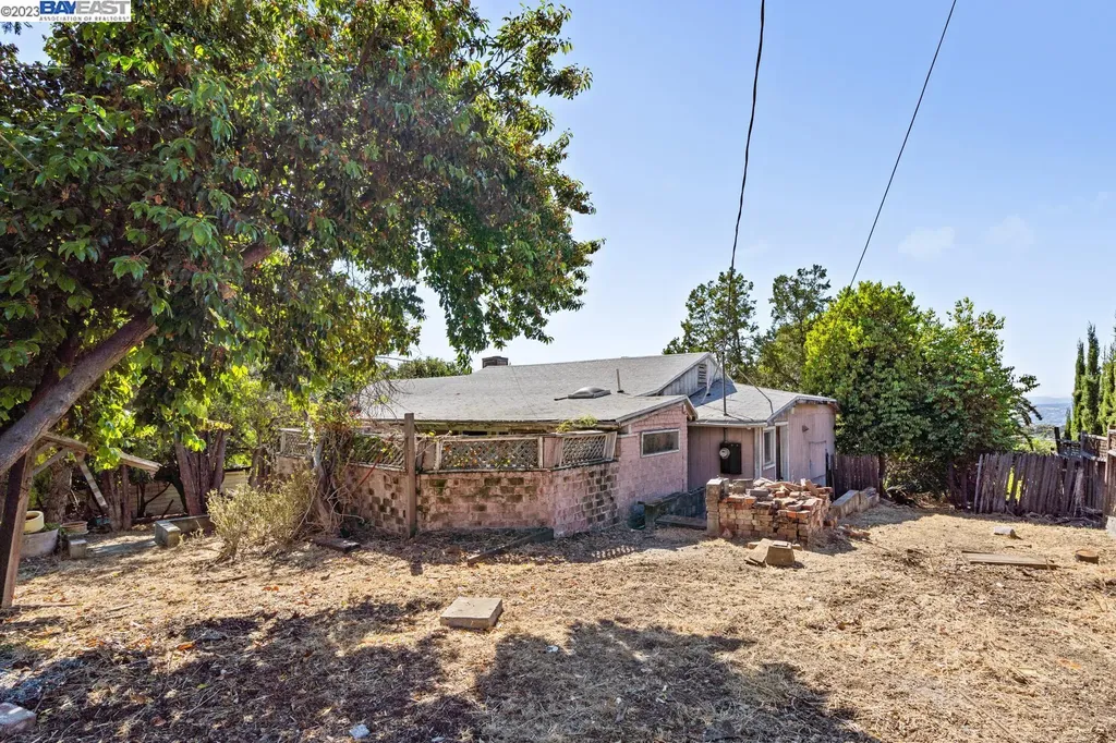 2550 Hillcrest Avenue Hayward CA 94542