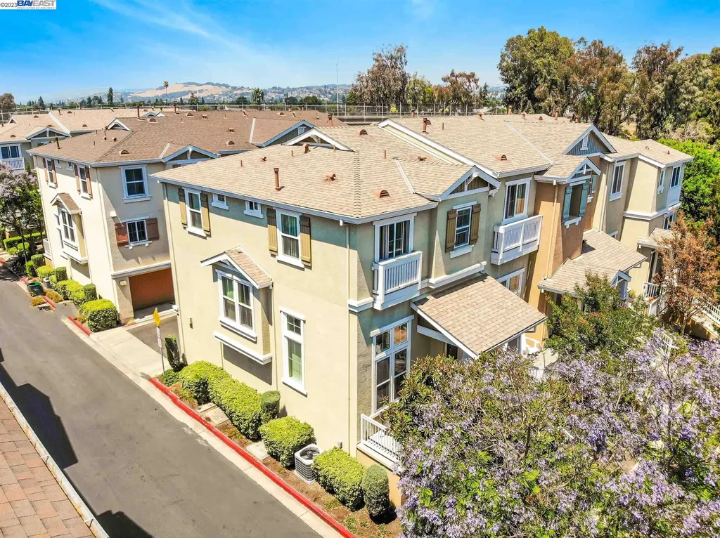 300 Old Oak Lane Hayward CA 94541