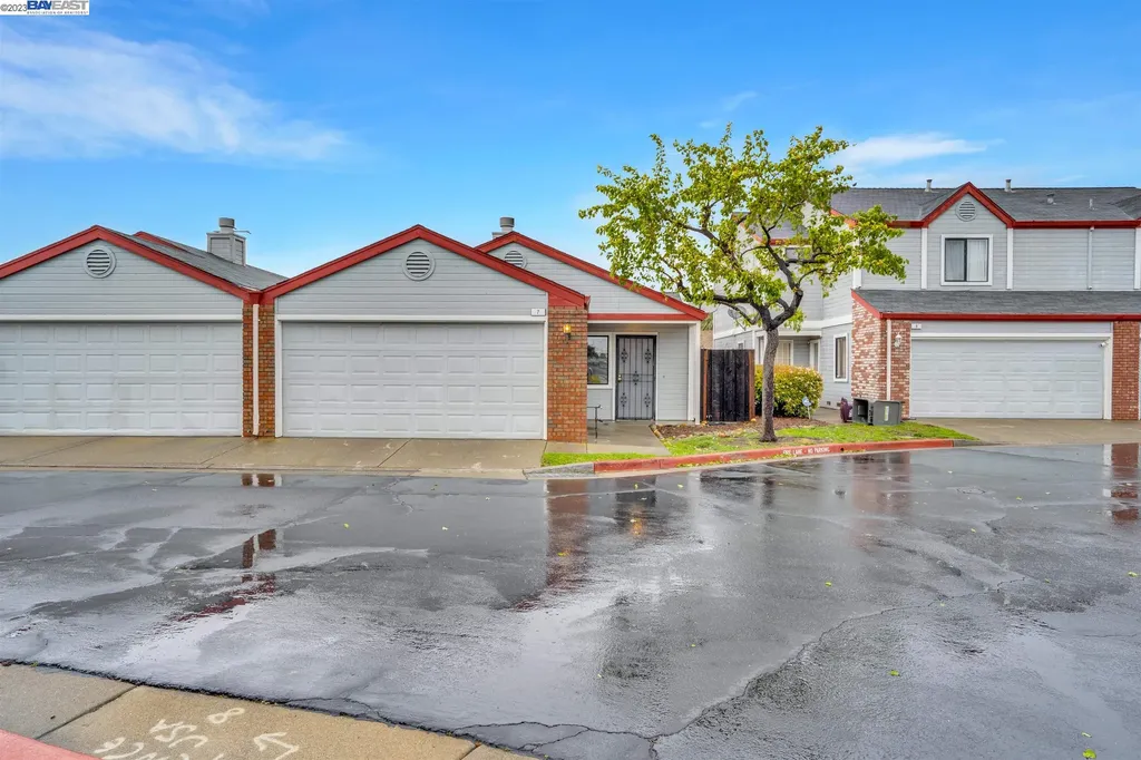 7 Town Square Place Oakland CA 94603