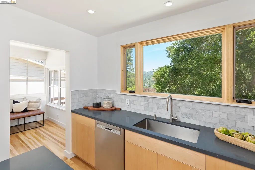 Oakland CA, 5962 Johnston Drive