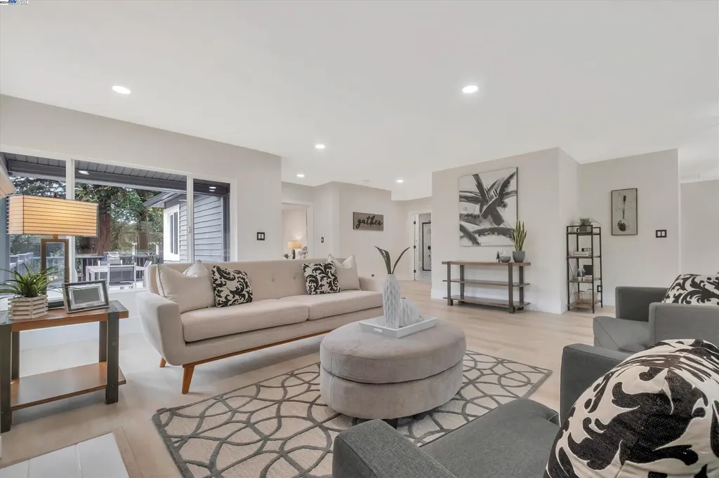 10521 Stella Street Oakland CA 94605