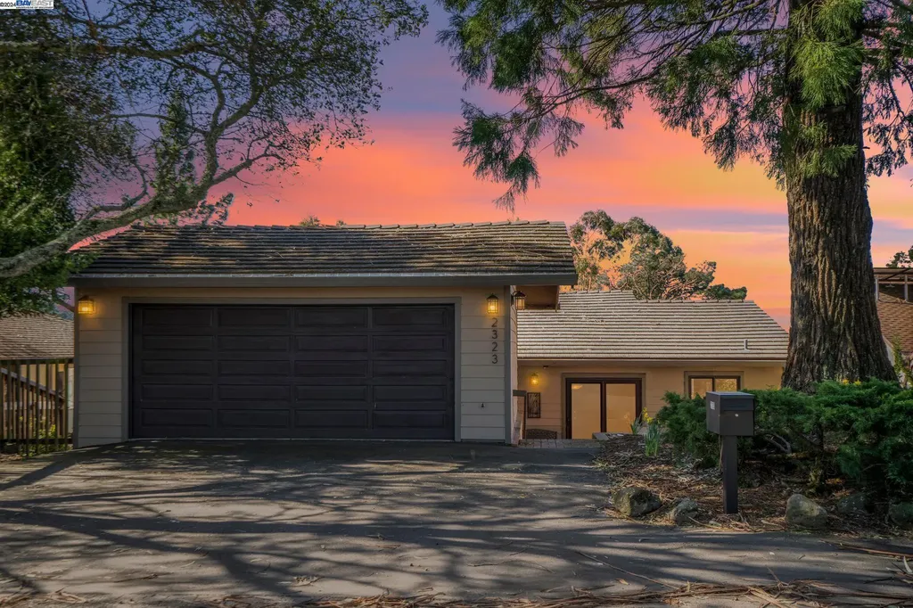 2323 Manzanita Drive Oakland CA 94611