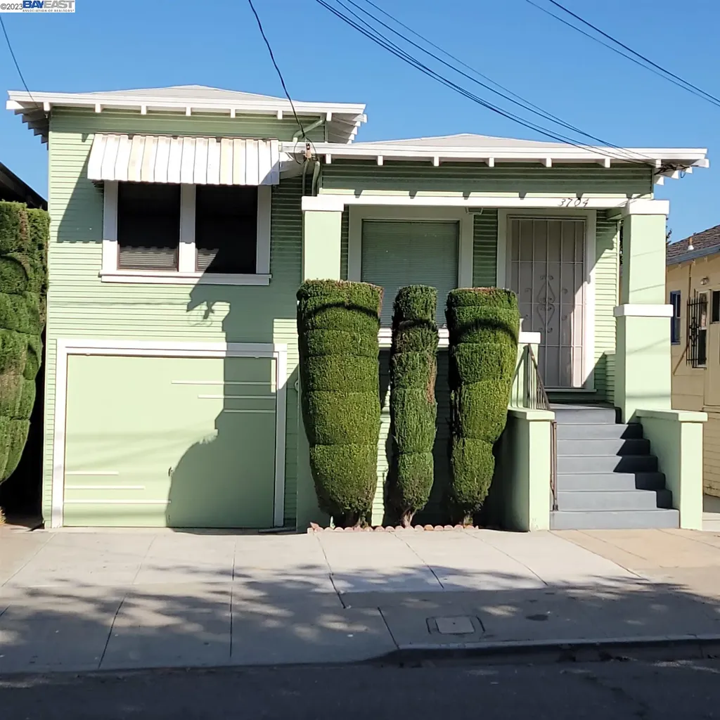 3704 Lyon Avenue Oakland CA 94601