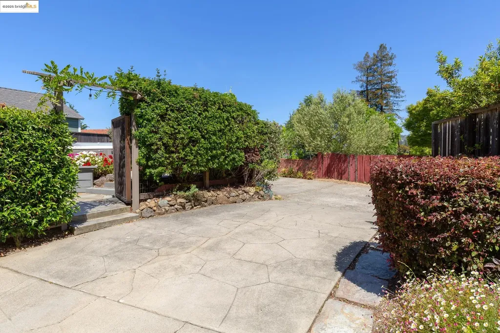 131 Sonia Street Oakland CA 94618