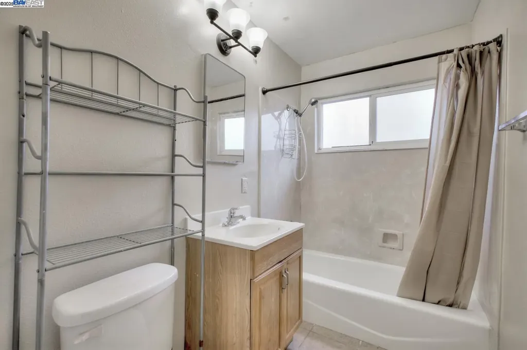 7448 Lockwood Street Oakland CA 94621