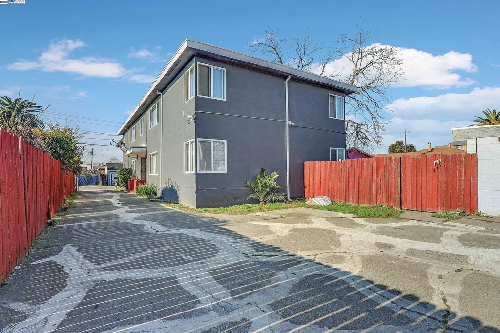 7448 Lockwood Street Oakland CA 94621