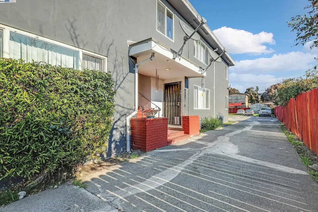 7448 Lockwood Street Oakland CA 94621