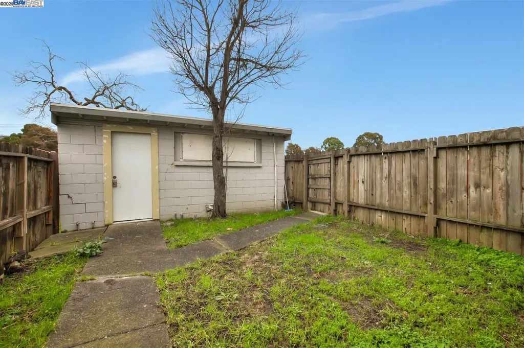 7448 Lockwood Street Oakland CA 94621
