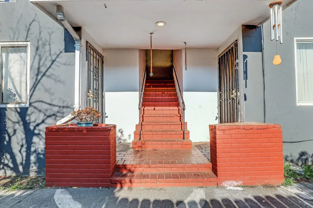 7448 Lockwood Street Oakland CA 94621