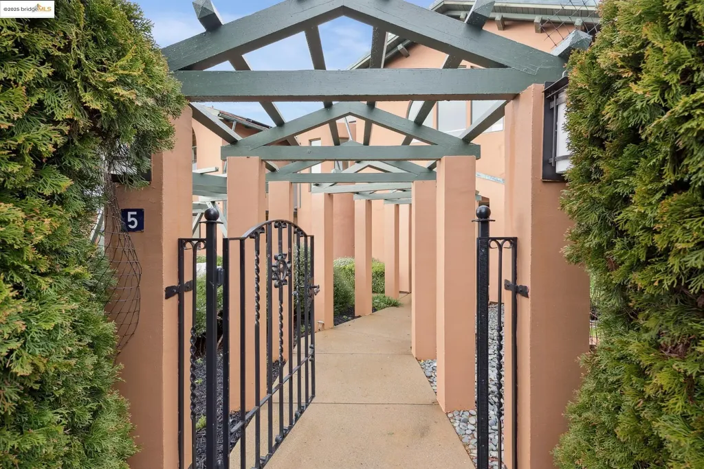 5 Woodside Way Oakland CA 94611