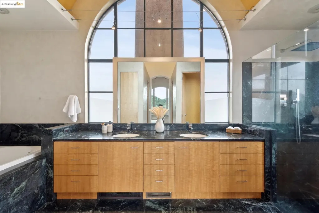 5 Woodside Way Oakland CA 94611