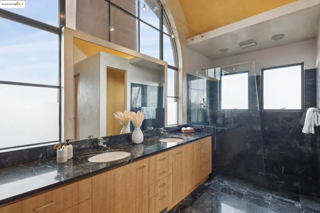 5 Woodside Way Oakland CA 94611