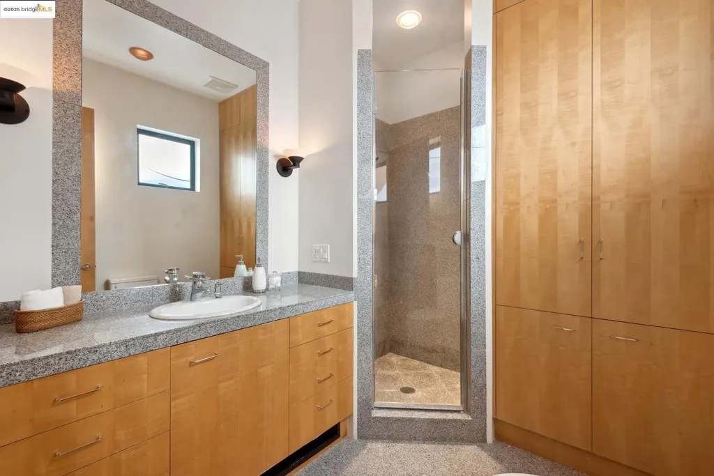 5 Woodside Way Oakland CA 94611