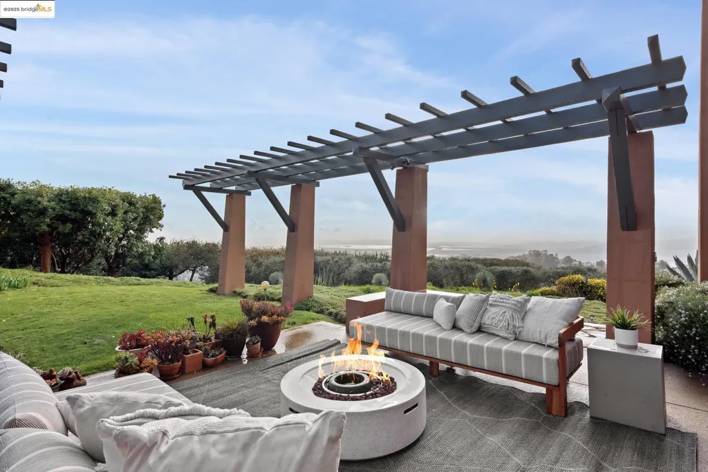 5 Woodside Way Oakland CA 94611