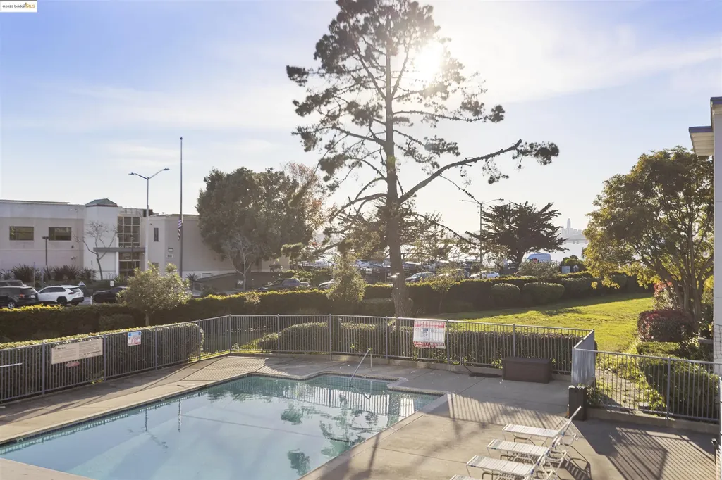 Emeryville CA, 1 Captain Drive, Unit D258