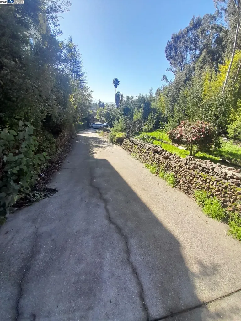 6401 Leona Street Oakland CA 94605