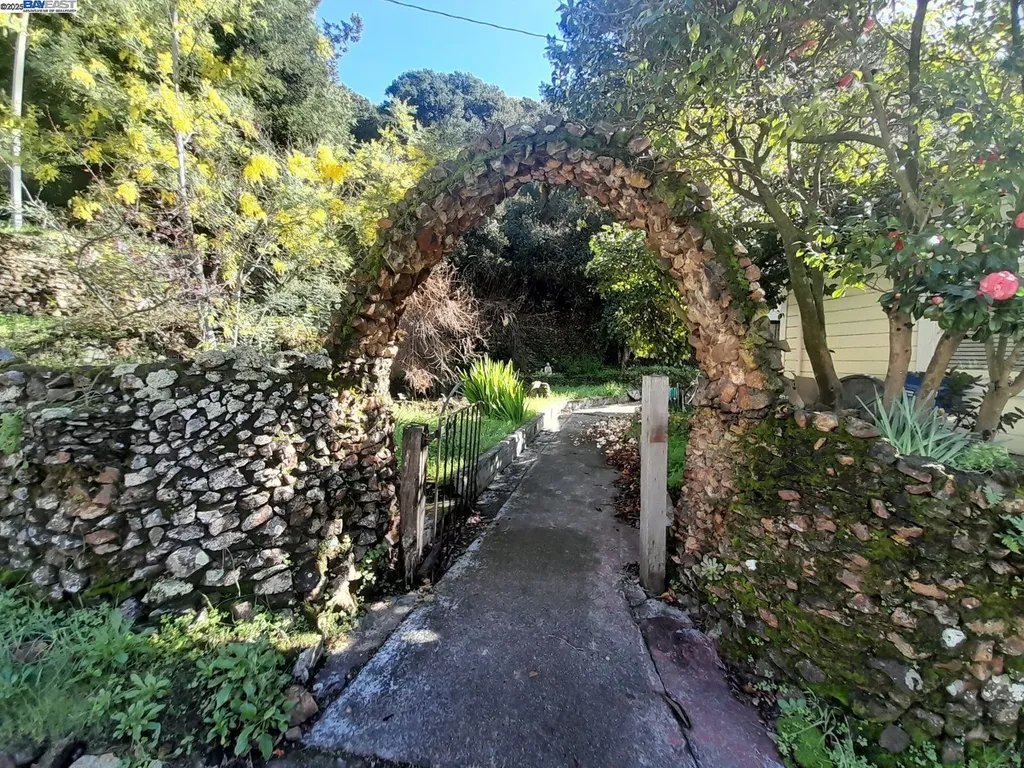 6401 Leona Street Oakland CA 94605