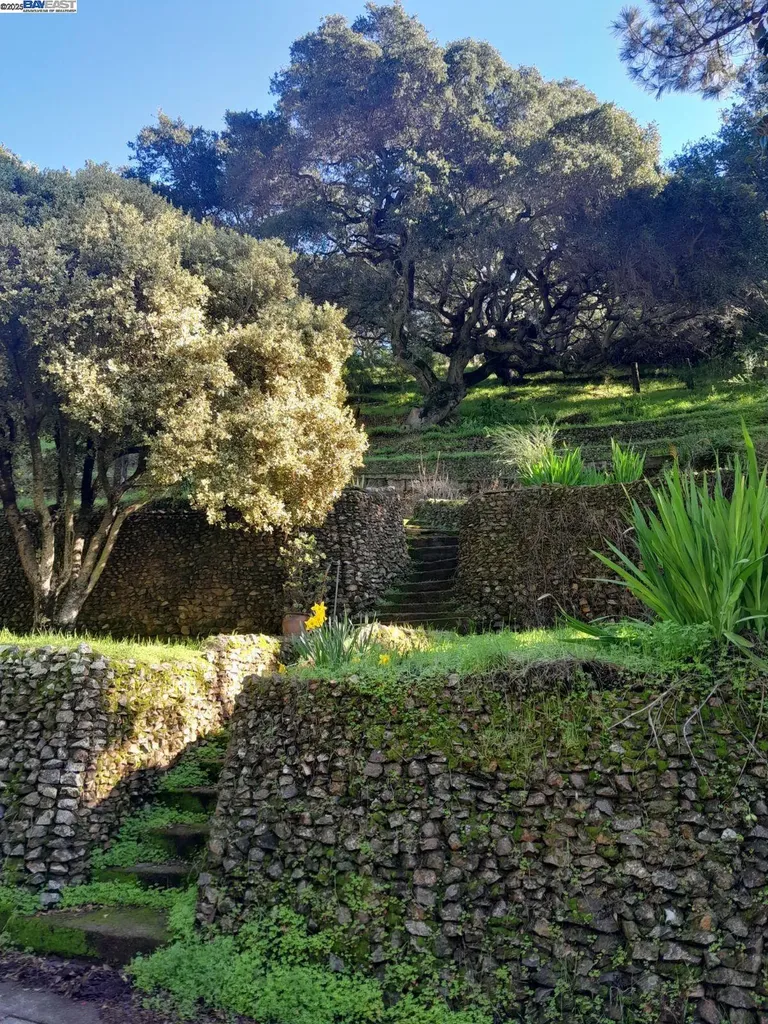 6401 Leona Street Oakland CA 94605