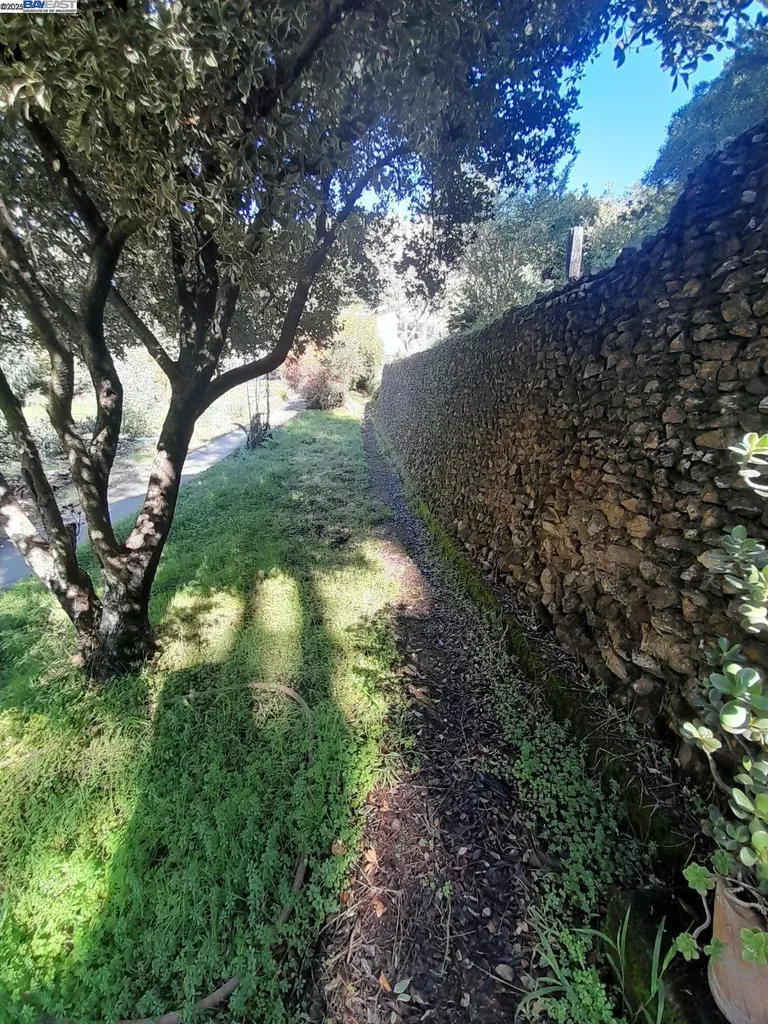 6401 Leona Street Oakland CA 94605