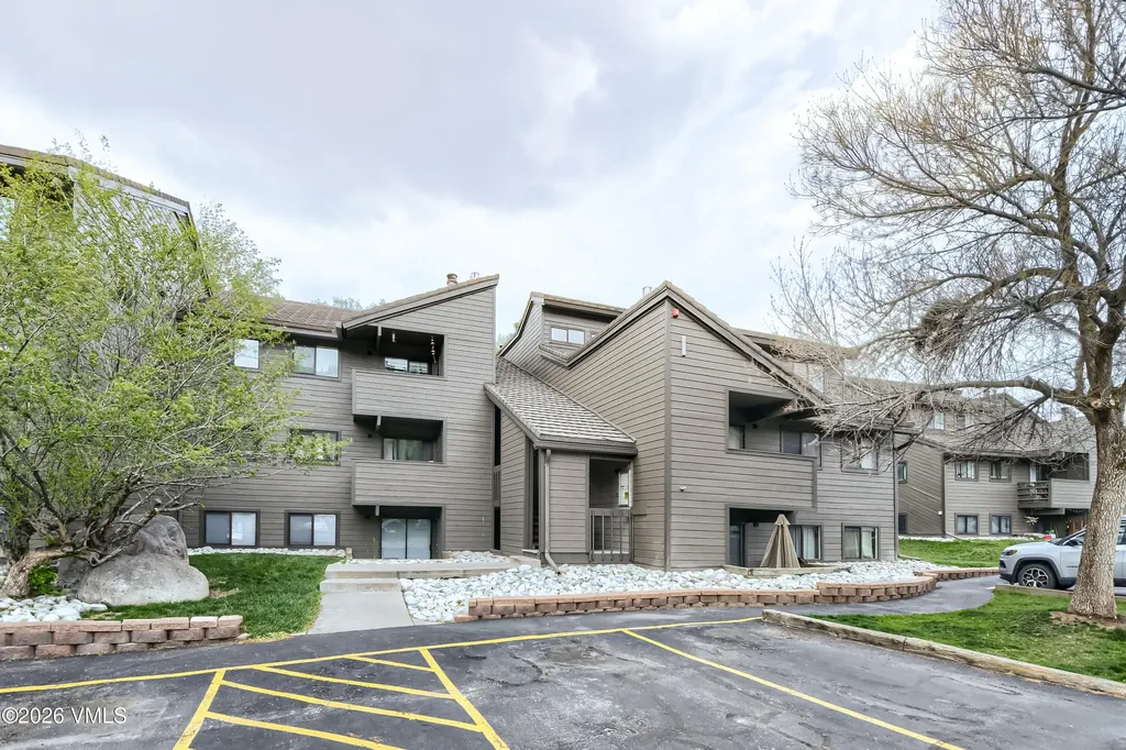 1061 W Beaver Creek Boulevard